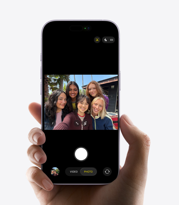 iPhone 機身正面，展示使用 Center Stage 前置相機自拍五人合照