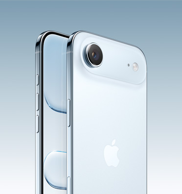 天藍色外觀的 iPhone Air，展示螢?zāi)坏囊徊糠?，斜角度展示動作按鈕、音量按鈕和側(cè)邊按鈕；機身背面展示融合相機系統(tǒng)位於左上角。