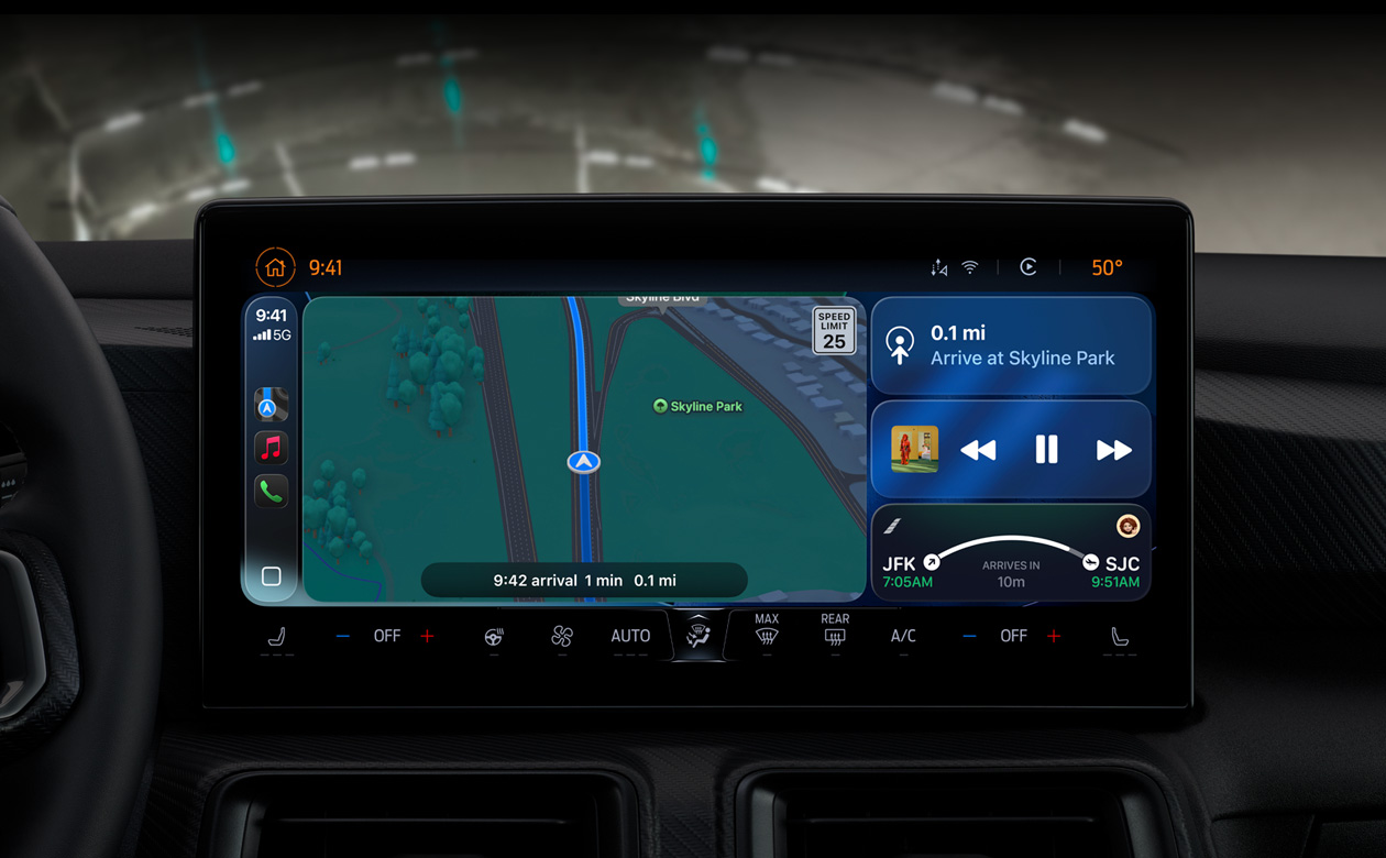 En un auto, CarPlay muestra direcciones en Mapas, Apple Music, información de un vuelo y widgets