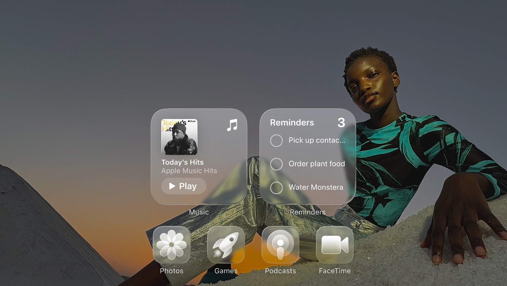 Pantalla de Liquid Glass con íconos translúcidos de apps como Apple Music, Recordatorios, Fotos, Juegos, Podcasts y FaceTime que refractan la luz sobre el fondo de pantalla