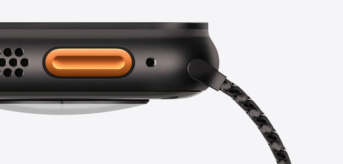 Apple Watch Ultra 3, titanové pouzdro, ?erná barva, pohled na levy bok, reproduktor/pr?duch, ak?ní tla?ítko, mikrofon