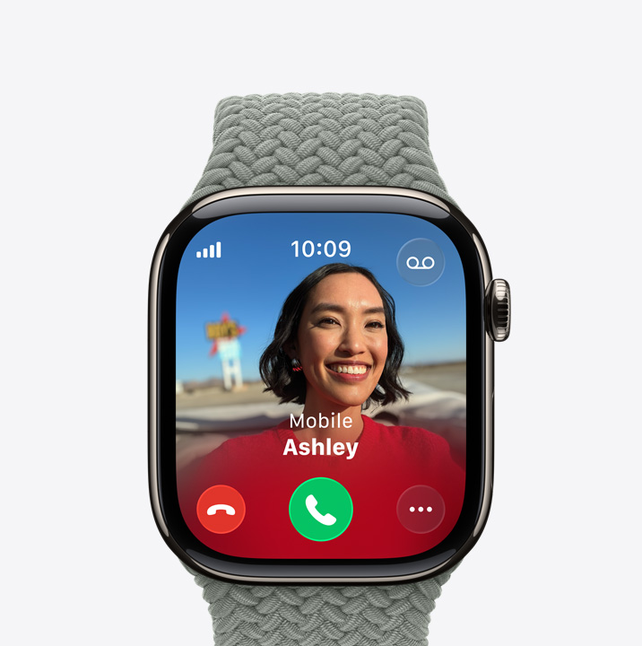 Apple Watch Series 11, titanové pouzdro, p?írodní barva, p?íchozí hovor, fotka kontaktu, tla?ítka na p?ijetí a odmítnutí hovoru, na pravém boku korunka Digital Crown, pleteny navlékací ?emínek, piniově zelená barva