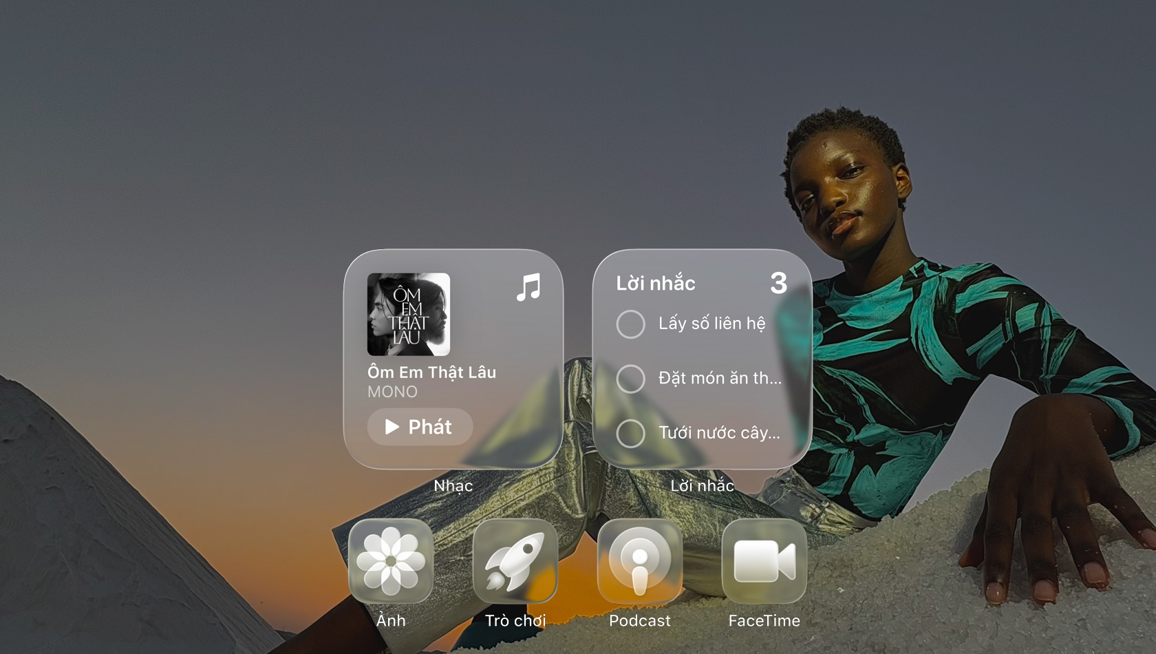 Màn hình Liquid Glass v?i các bi?u t??ng ?ng d?ng trong su?t, nh? Apple Music, L?i Nh?c, ?nh, Games, Podcast và FaceTime ph?n chi?u trên hình n?n