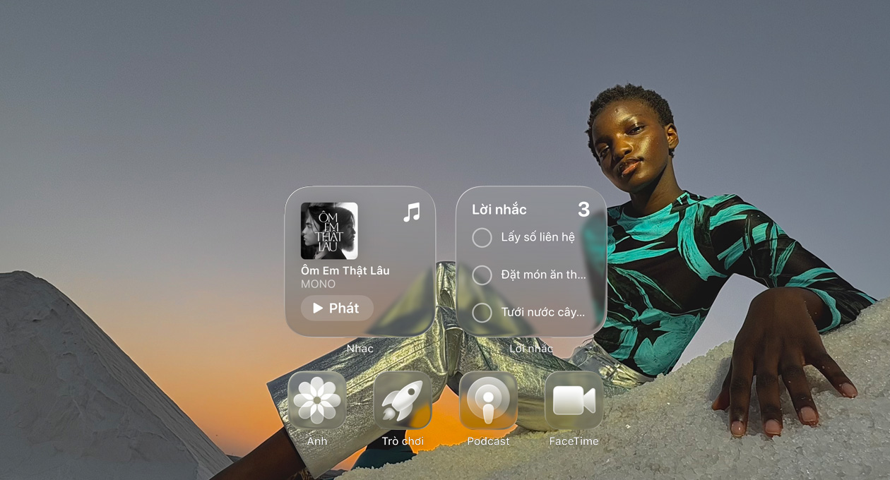 Màn hình Liquid Glass v?i các bi?u t??ng ?ng d?ng trong su?t, nh? Apple Music, L?i Nh?c, ?nh, Games, Podcast và FaceTime ph?n chi?u trên hình n?n