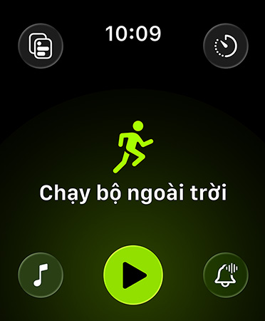 ?ng d?ng Bài T?p v?i b? c?c m?i, các nút màu xanh lá ? m?i góc giúp truy c?p các c?nh báo, nh?c, nh?ng tr?i nghi?m, bài t?p tùy ch?nh và s? li?u n?m trên n?n ?en. ? gi?a, bi?u t??ng ng??i ch?y b? màu xanh lá cay, v?i Ch?y B? Ngoài Tr?i b?ng ch? màu tr?ng bên d??i và nút Phát màu xanh lá cay bên d??i